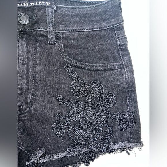 AMERICAN EAGLE BLACK DENIM SHORTS WITH EMBROIDERED DESIGN- size 6 NWT - Picture 4 of 6